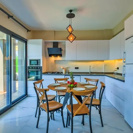 빌라 4 Bedroom - 9269 *