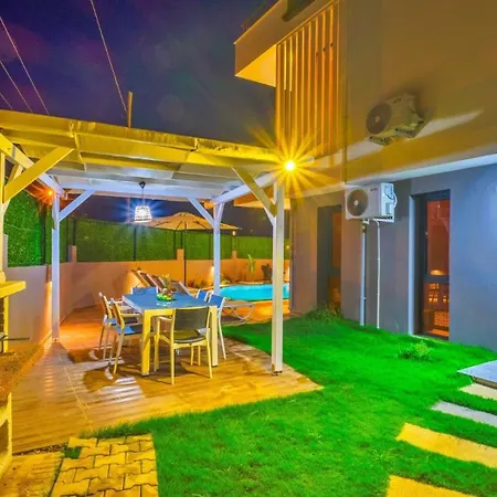 빌라 4 Bedroom - 9269 *